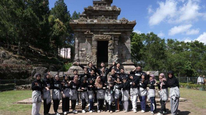 Penerima Beasiswa Prasejahtera Berprestasi (BEST) PT Semen Gresik dengan kompak mempraktekkan permainan pada sesi outbond di komplek pelataran candi Gedongsongo Semarang (18/5).