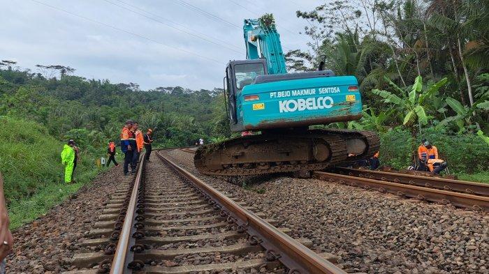 Pengerahan alat berat untuk membersihkan material longsoran di jalur rel Stasiun Karanggandul-Karangsari, Kabupaten Banyumas tepatnya di KM 340+100, Senin (4/12/2023) dini hari.  