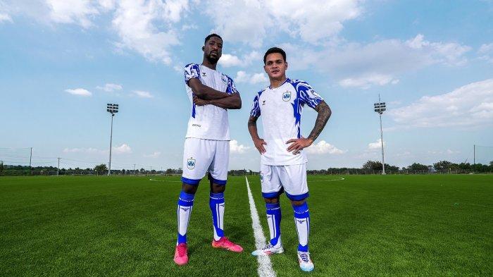 Penggawa PSIS memakai jersey yang akan dipakai selama mengarungi kompetisi Liga 1 musim ini.