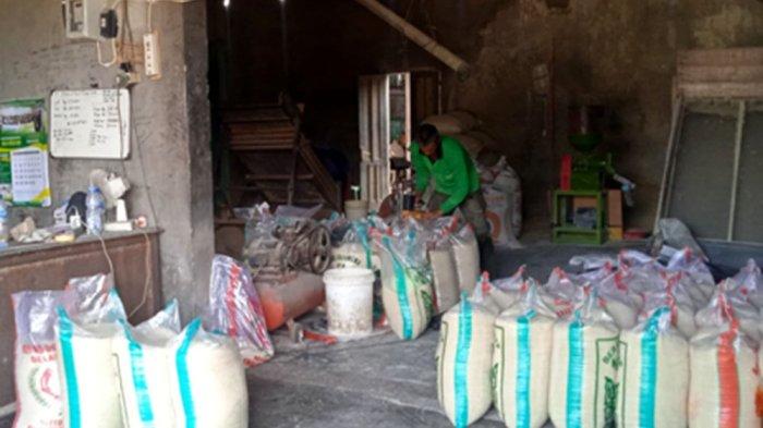 Penggilingan padi tradisional di desa Pucangan, kecamatan Kartasura, kabupaten Sukoharjo