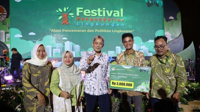 Penghargaan Local Hero binaan Kilang Cilacap Mohamad Jamaludin didampingi tim HSSE & CSR RU IV pada penganugerahan Festival Pengendalian Lingkungan 2024 dari Dirjen Pengendalian Pencemaran dan Kerusakan Lingkungan (PPKL), Sigit Reliantoro di auditorium Dr. Soedjarwo Gedung Manggala Wanabakti, KLHK RI, Jakarta, Rabu (24/4/2024).