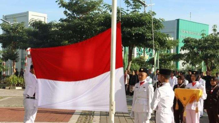 Pengibaran Bendera Merah Putih oleh Paskibra UIN Walisongo