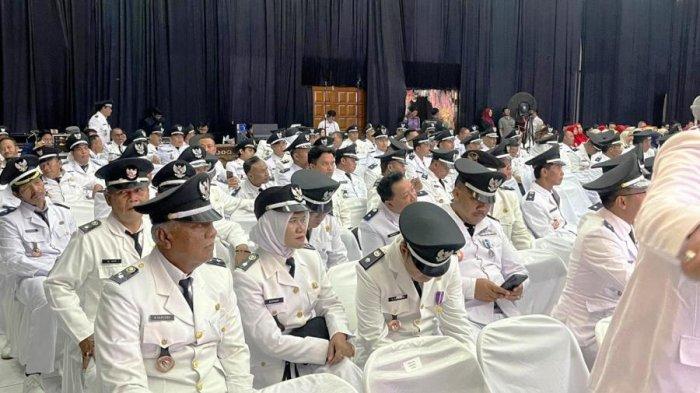 Potret suasana pengukuhan masa jabatan Kepala Desa dan Ketua TP PKK desa se-Kabupaten Wonosobo di Gedung Adipura Kencana Wonosobo, Rabu (5/6/2024).