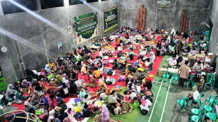 Pengungsi Banjir Kudus Desa Pasuruhan Lor di TPQ Khuriyatul Fikri.