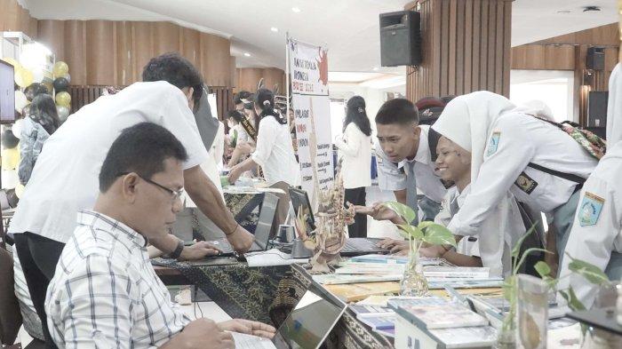 Pengunjung (Siswa SMA-SMK) tengah mempraktekkan media pembelajaran FKIP dalam acara expo Inovasi Pendidikan, Kreativitas dan Kewirausahaan di Balairung UKSW, Selasa (19-06-2023)
