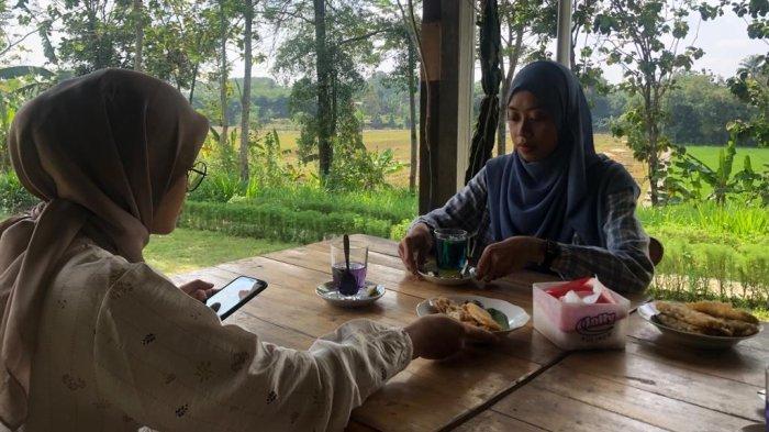 Pengunjung tampak sedang menikmati kuliner kedai Kopi Bersamamu yang terletak di Wonolopo, Mijen, Semarang, akhir pekan kemarin.