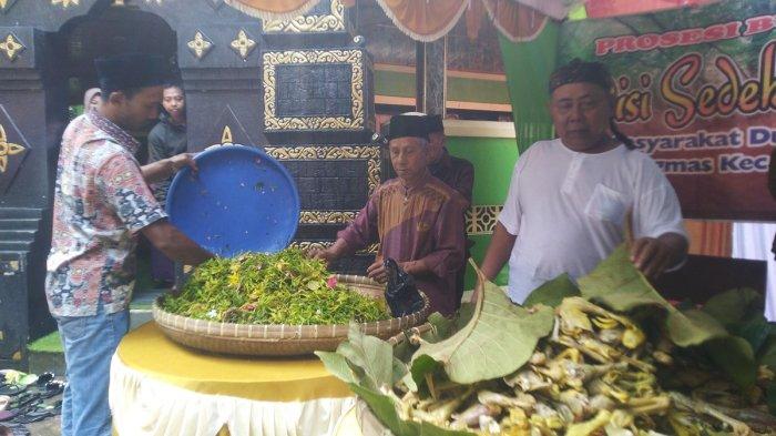 Pengurus Makam Keramat Punden Masin menyiapkan Sempol ayam yang diberikan masyarakat Dukuh Masin, Desa Kandangmas, Kecamatan Dawe, Kabupaten Kudus dalam rangka nguri-uri tradisi budaya sedekah kubur/sewu sempol, Kamis (7/3/2024).