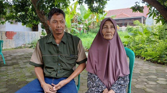 Kastijah (kanan) ditemani anaknya, Ridho, saat akan melaksanakan vaksinasi polio dan meningitis di KBIH Mambaul Ulum Tegal, Jumat (18/4/2025). Pedagang nasi ponggol tersebut tahun ini berangkat haji setelah mendaftar sejak 2012.