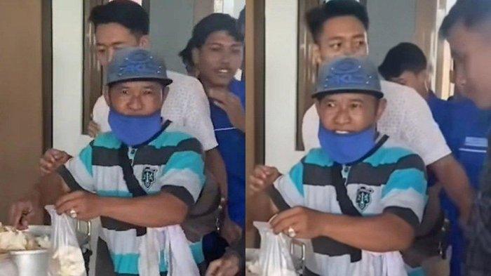 Penjual siomay yang dagangannya diborong oleh dosen Universitas Negeri Yogyakarta (UNY) tengah melayani pembeli. Bahagia satu panci langsung habis