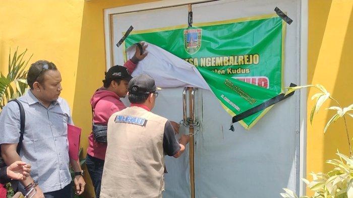 Penyegelan lokasi tempat karaoke Nevada Music di Desa Ngembalrejo, Kecamatan Bae, Kudus.