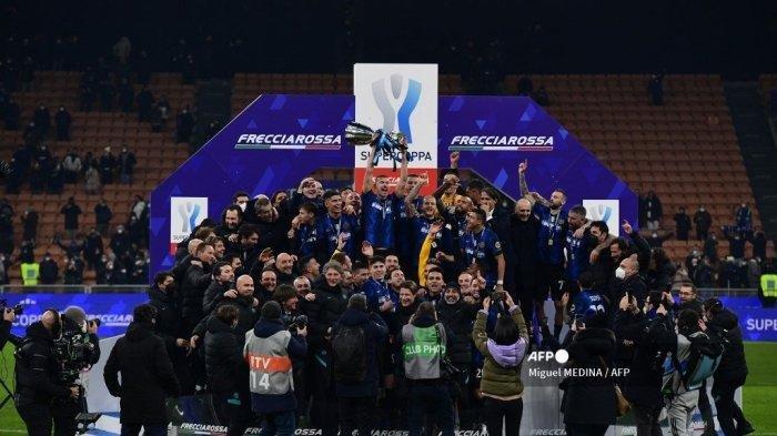 Penyerang Inter Milan asal Bosnia Edin Dzeko (Top C) dan para pemain Inter Milan merayakan dengan trofi pemenang setelah memenangkan pertandingan sepak bola Piala Super Italia (Supercoppa italiana) antara Inter dan Juventus pada 12 Januari 2022 di stadion San Siro di Milan.