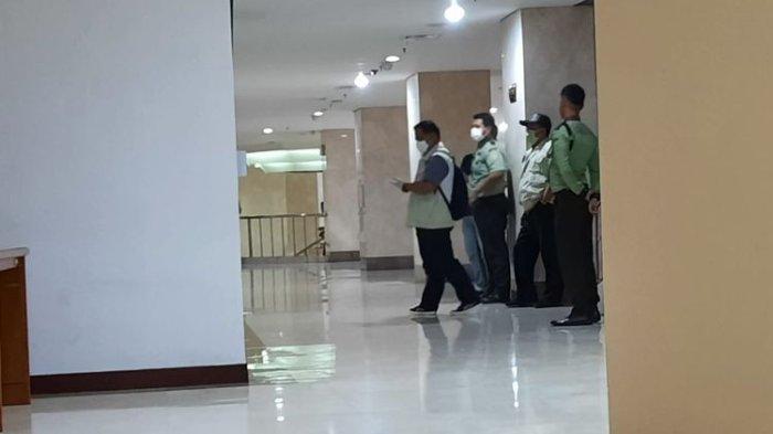 Penggeledahan Kantor Perusahaan Terkait Korupsi Smartboard di Jakarta