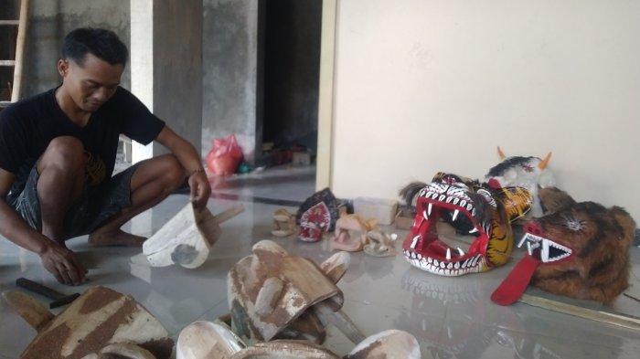 Perajin barongan asal Dukuh Krajan, Desa Karangrowo, Kecamatan Undaan, Kabupaten Kudus, Subandi sedang menyiapkan pesanan barongan, Rabu (28/8/2024).