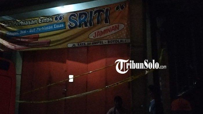 Kondisi depan toko perhiasan emas Sriti, depan Pasar Ampel Boyolali seusai mengalami perampokan, Kamis (28/9/2023) sore. Satu karyawan terluka alami luka tusukan.