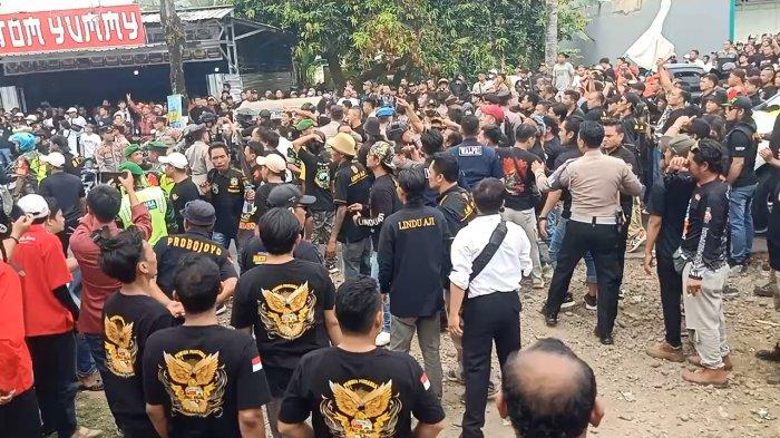 Perang batu dan bambu terjadi saat pendukung kedua calon bupati dan calon wakil bupati di Kabupaten Pekalongan terlibat bentrokan hebat pada saat acara pengundian nomor urut Pilkada 2024, di kantor KPU Kabupaten Pekalongan, Senin (23/9/2024).