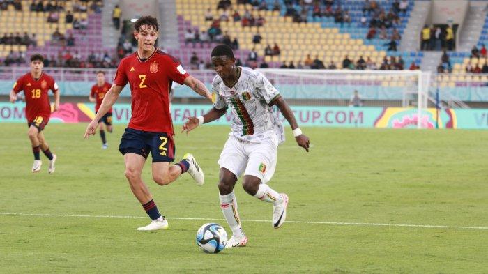Perebutan bola antara pemain Mali U-17 Ibrahim Kanate dengan pemain Spanyol U-17 Andres Cuenca pada laga lanjutan Grup B Piala Dunia U-17 Indonesia 2023 di Stadion Manahan Solo, Senin (13/11/2023). Pertandingan berakhir 1-0 untuk kemenangan Spanyol,  pertandingan ini juga diwarnai kartu merah untuk pemain Mali Mamadou Dombia.
