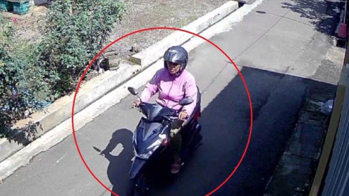 DUGAAN GENDAM - Perempuan paruh baya yang diduga kuat menjadi pelaku pencurian dengan modus gendam meninggalkan lokasi rumah korban selepas melancarkan aksinya di Nongkosawit, Gunungpati, Kota Semarang, Selasa (22/4/2025).