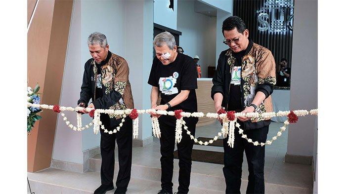 Peresmian Gedung Operasional “Omah SG” secara simbolis dengan pemotongan pita bunga oleh Direktur Utama PT Semen Gresik, Muchamad Supriyadi, bersama Komisaris Utama PT Semen Gresik, Otok Kuswandaru, dan Direktur SDM & Umum PT Semen Indonesia (Persero) Tbk, Agung Wiharto.