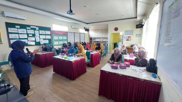 Perhotelan Poltek Harber Latih Kader Posyandu untuk Pemenuhan Gizi Balita Berbasis Pangan Lokal