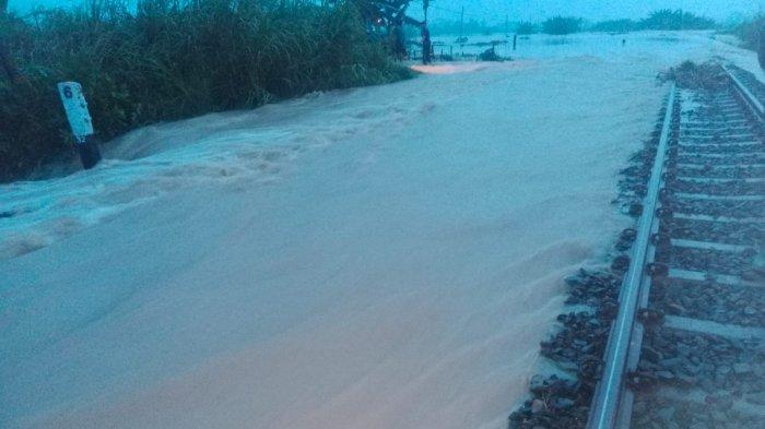 Perjalanan kereta api terganggu akibat banjir yang terjadi di Km 32+5/7 pada petak jalan antara Stasiun Gubug dan Stasiun Karangjati, wilayah Kabupaten Grobogan, Selasa (21/1/2025).