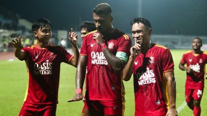 Persijap Jepara saat melawan Persikas Subang di Magelang, Rosalvo Candido Rosa Junior saat menyerang pertahanan Persikas.