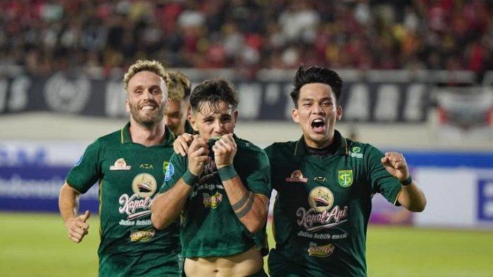 Selebrasi pesepak bola Persebaya, Bruno Moreira (tengah) setelah mencetak gol dalam pekan perdana Liga 1 2023/2023 antara Persis Solo vs Persebaya di Stadion Manahan, Solo, Sabtu (1/7/2023) malam.