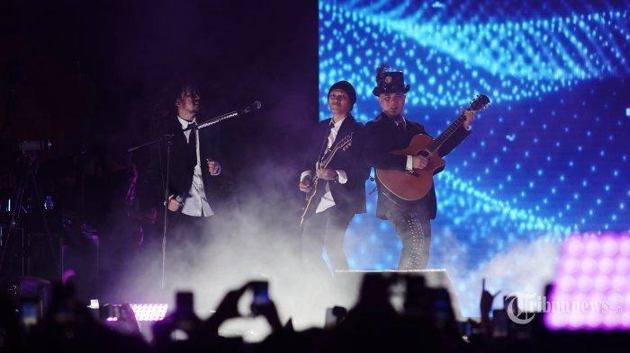 Personel Dewa 19, Ello, Andra, dan Ahmad Dhani tampil menghentak panggung pada konser bertajuk Pesta Rakyat 30 Tahun Berkarya Dewa 19 di Jakarta International Stadium (JIS), Sabtu (4/2/2023).