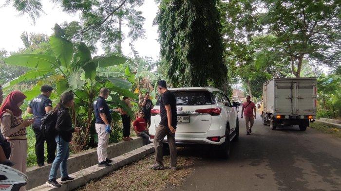 Personel Inafis melakukan pengukuran jarak dengan alat ukur di lokasi rumah Darso, di Kampung Gilisari, Purwosari, Mijen, Kota Semarang, Kamis (16/1/2025). Proses olah TKP untuk memberikan pemahaman penyidik soal kontruksi kasus dugaan penganiayaan Darso.