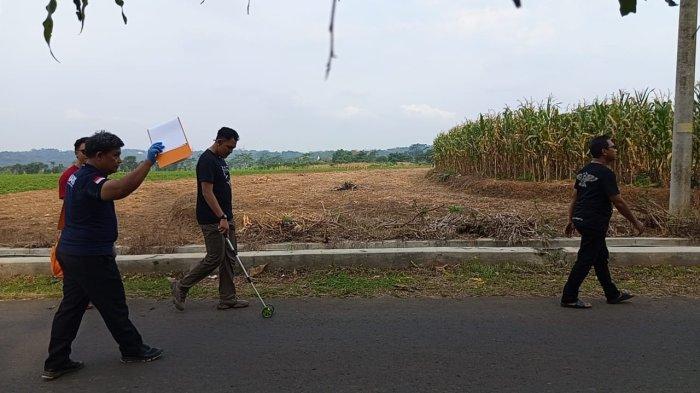 Personel Inafis melakukan pengukuran jarak dengan alat ukur di lokasi rumah Darso, di Kampung Gilisari, Purwosari, Mijen, Kota Semarang, Kamis (16/1/2025). Proses olah TKP ingi untuk memberikan pemahaman penyidik soal kontruksi kasus dugaan penganiayaan Darso.