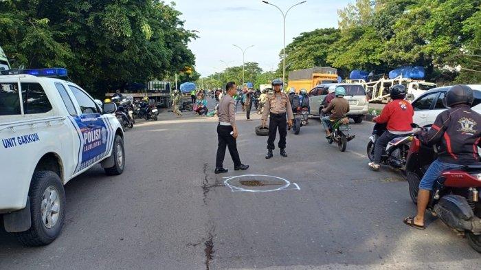 TANDAI JALAN - Personel Satlantas Polrestabes Semarang melakukan pemberian tanda di lokasi kecelakaan lalu lintas diduga akibat jalan berlubang di Jalan Yos Sudarso, Tawangsari, Semarang Barat, Kota Semarang, Selasa (11/5/2025).