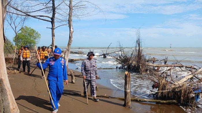 PROSES PENCARIAN - Personel gabungan dari Kepolisian dan Basarnas melakukan pencarian dua nelayan tenggelam dari awak kapal KM Sumber Rizqi di perairan Pekalongan, Kamis (13/2/2025). Sebelumnya kapal ini tenggelam akibat cuaca buruk di Perairan Utara Jawa, Kabupaten Pekalongan, Rabu (12/2/2025).