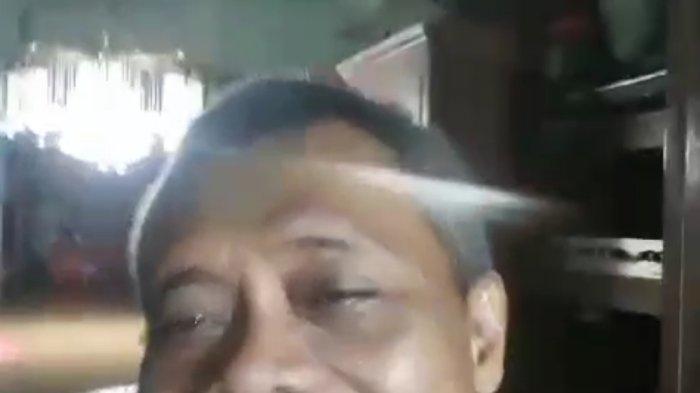 Seorang warga Perumahan Gunung Jati,  Kelurahan Wonosari, Ngaliyan, Kota Semarang saat mendokumentasikan rumahnya yang tergenang banjir, Rabu (13/3/2024). 