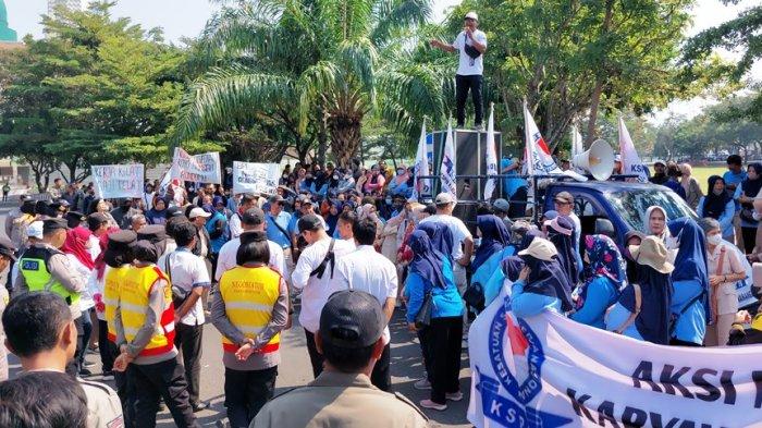 Perwakilan dari pekerja orasi saat aksi di depan Kantor Bupati Karanganyar, Rabu (5/6/2024) siang.