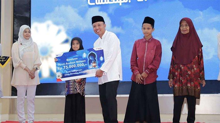 Perwakilan direksi PT Kilang Pertamina Internasional (KPI) memberikan santunan senilai Rp 75 juta untuk panti asuhan, pensiunan, dan keluarga pensiunan Tenaga Kerja Jasa Penunjang (TKJP) di gedung Patra Graha, Kamis (21/3/2024).