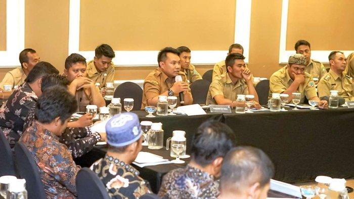 Perwakilan kepala desa menyampaikan masukan dalam agenda musyawarah bersama Forum Masyarakat Madani (FMM) 2024 PT Semen Gresik pada (18/10).
