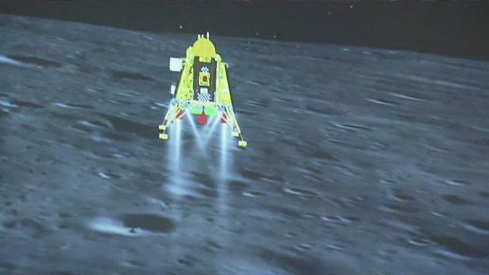 Pesawat luar angkasa Chandrayaan-3 beberapa detik sebelum berhasil mendarat di bulan di kutub selatan Bulan. India pada tanggal 23 Agustus menjadi negara pertama yang mendaratkan pesawat di dekat kutub selatan Bulan, dan Perdana Menteri Narendra Modi menyebutnya sebagai 