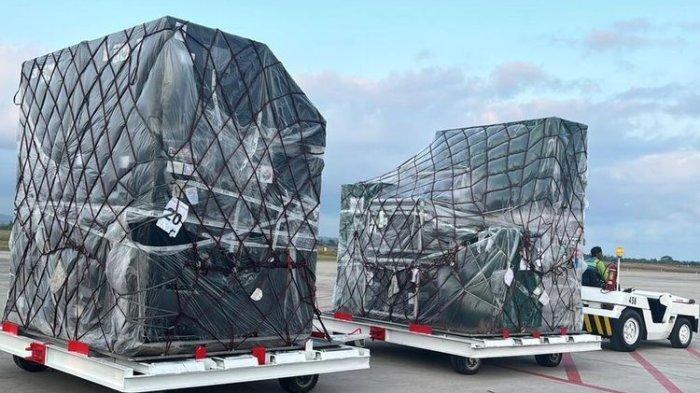 Pesawat pengangkut logistik MotoGP 2024 tiba di Bandara Lombok, Selasa (24/9/2024).
