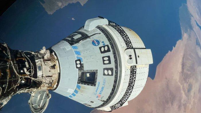 Pesawat ruang angkasa Starliner pada Uji Penerbangan Kru Boeing NASA digambarkan merapat ke pelabuhan depan modul Harmony saat Stasiun Luar Angkasa Internasional mengorbit 263 mil di atas Laut Mediterania.