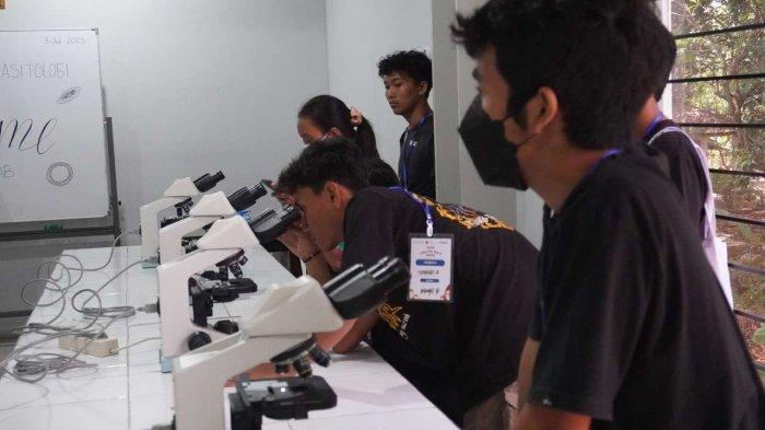 Peserta KAS Youth Day 2023 mengikuti sesi Exporience untuk mengelilingi beberapa spot yang ada di SCU, seperti taman Hendricus Constant, Lab Kedokteran, halaman depan kapel, dan Gedung Antonius.
