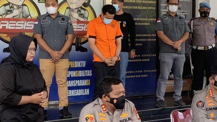Pesinetron Bobby Joseph atau BJ mengenakan baju tahanan dengan kondisi tangan diborgol saat keluar dari Polres Tangerang Selatan, Senin (13/12/2021).