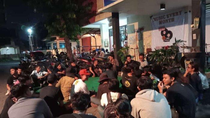 Pesta perilisan “zine” music “Check Your People” di forum Warung Diskusi dan Jamming yang diselenggarakan oleh LPM Vokal dan UKM Musik Imortal, di selasar PKM UPGRIS, 10 Juni 2024.