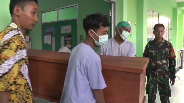 Petugas membawa jenazah perempuan misterius yang sudah di dalam peti 