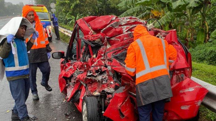 Petugas Jasa Marga saat memeriksa kondisi Brio merah yang alami kecelakaan dengan truk tak dikenal di ruas tol Banyumanik KM 423, Kelurahan Gedawang, Kecamatan Banyumanik, Kota Semarang, Kamis (14/3/2024). Akibat kejadian ini, dokter muda asal Kabupaten Semarang tewas di lokasi.