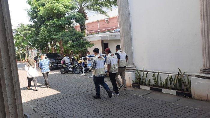 Petugas KPK berada di Balai Kota Semarang untuk melakukan penggeledahan dan pemeriksaan, Rabu (17/7/2024).
