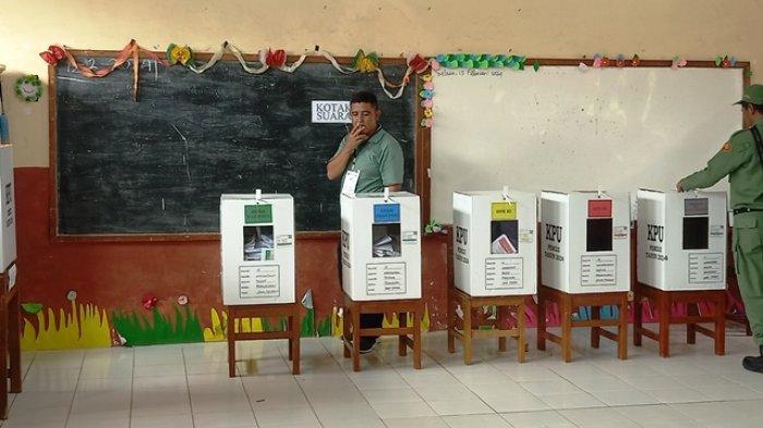 Petugas KPPS di TPS 04, Desa Wangandowo, Kecamatan Bojong, Kabupaten Pekalongan, merokok saat menjaga kotak suara.