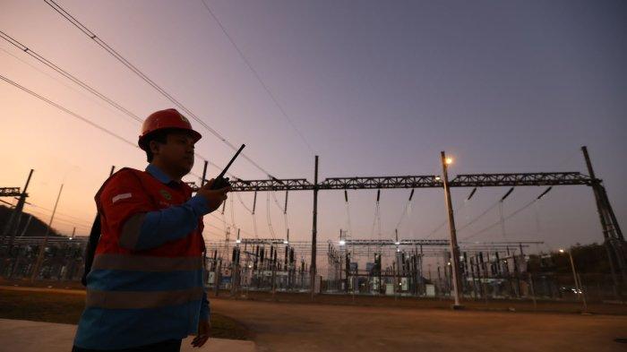 Petugas PLN ketika mengecek kesiapan Gardu Induk bertegangan 150 kilovolt (kV) PLTA Jatigede di Sumedang, Jawa Barat.