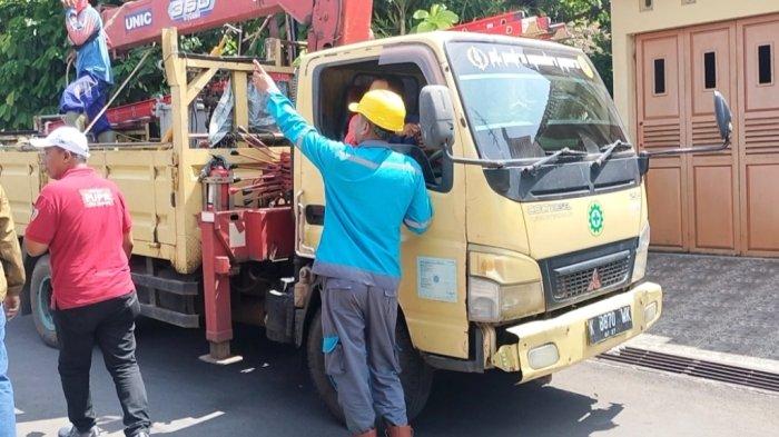 Petugas PLN melakukan perbaikan trafo usai mobil PLN disita semalam oleh warga.