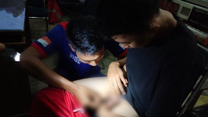 Petugas Pos Damkar Kroya saat berupaya melakukan pelepasan cincin yang tersangkut di alat kelamin remaja asal Adipala, Cilacap. Sabtu (6/1) petang.
 
