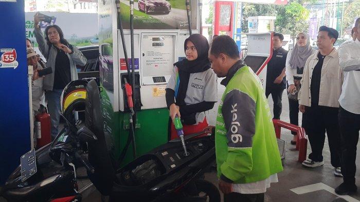 PERTAMAX GREEN - Petugas SPBU mengisi kendaraan ojol dengan Pertamax Green 95, di SPBU Coco Pertamina 41.502.02 Sisingamangaraja, Kota Semarang, Jawa Tengah, Kamis (5/6/2025).
