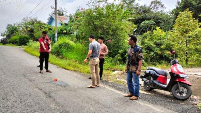 Petugas Satreskrim Polres Musi Rawas, saat melakukan olah TKP kejadian penembakan oleh orang tak dikenal.